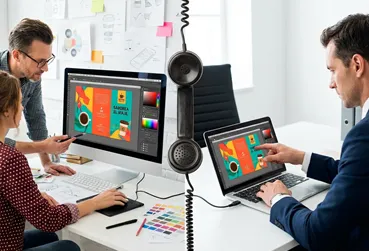 Profesionales de diseño gráfico hablando con un anunciante de buzoneo